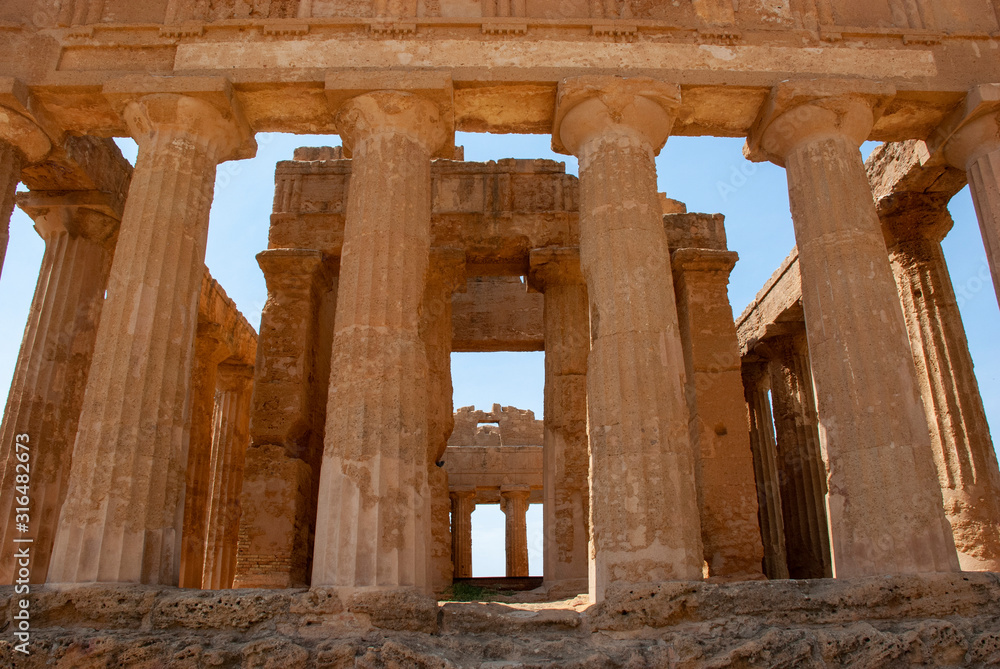 Griechischer Tempel nahe Agrigento auf italienischer Insel Sizilien Griechischer Tempel nahe Agrigento auf italienischer Insel Sizilien
