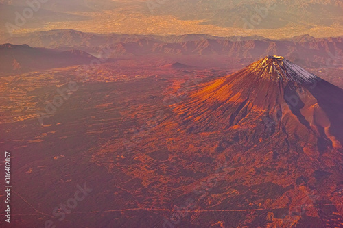 西日を受けて輝く富士山（空撮）