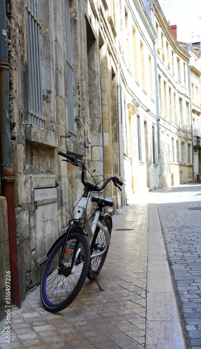 Fototapeta Naklejka Na Ścianę i Meble -  Bicycle on the street, Bordeaux, France