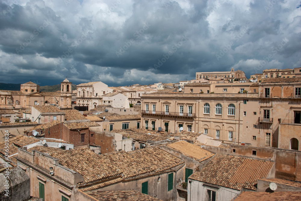 Blick über die alten und historischen Häuser der sizilianischen Stadt Noto, Italien Blick über die alten und historischen Häuser der sizilianischen Stadt Noto, Italien