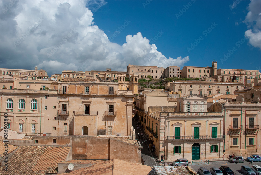 Blick über die alten und historischen Häuser der sizilianischen Stadt Noto, Italien