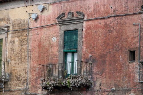 Fassade eines heruntergekommenen italienischen Hauses in Catania, Sizlien