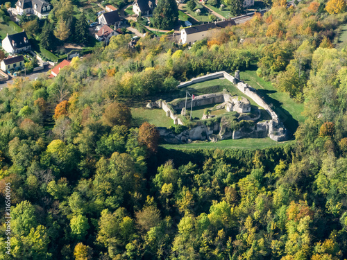 vue aérienne du château d'Ivry-la-Bataille dans l'Eure-et-Loir en france