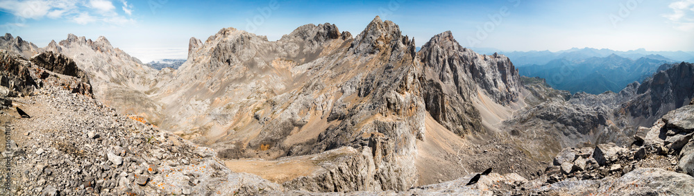 Gipfelpanorama von der Torre de los Horcados Rojos in den Picos de Europa Gipfelpanorama von der Torre de los Horcados Rojos in den Picos de Europa