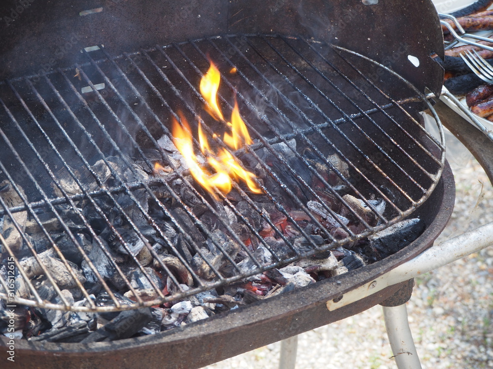 Barbecue estival, merguez au charbon de bois Barbecue estival, merguez au charbon de bois