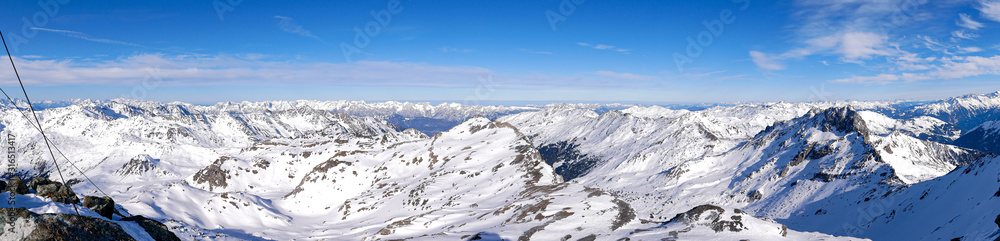 Panorame der Tuxer Berge im Winter mit dem Tourengebiet der Lizumer Hütte
