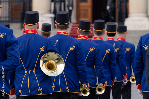 Photography Hungarian military orchestra in front of the Parliament .