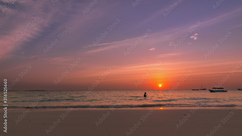 Sonnenuntergang am Strand in Sansibar Afrika Equator Sonnenuntergang am Strand in Sansibar Afrika Equator