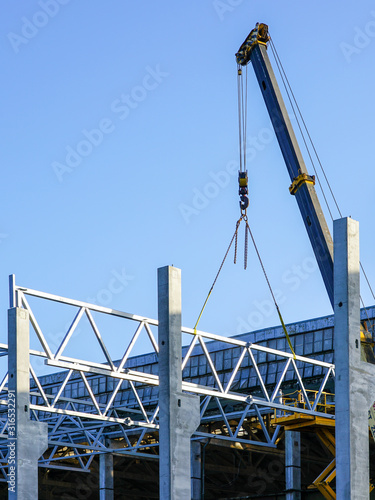 construction of the body of a modern factory, assembly of metal trusses