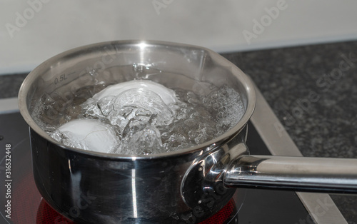 Eier im Wasser kochen