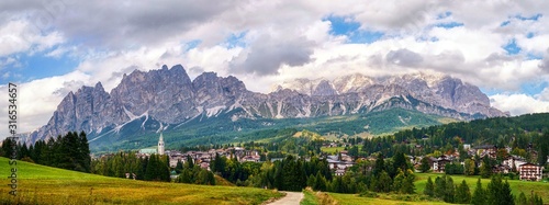 Fototapeta Naklejka Na Ścianę i Meble -  Dolomiten - Cortina d'Ampezzo - Aussicht Berge