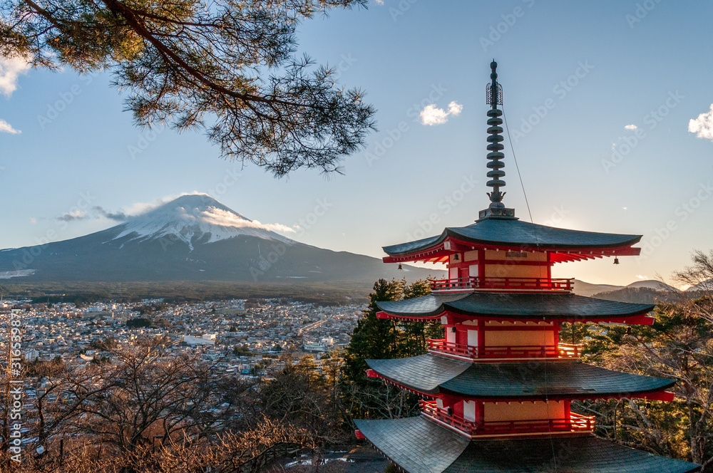 The last rays of the setting sun illuminating mount Fuji and the Churito Pagode on a December winter afternoon.