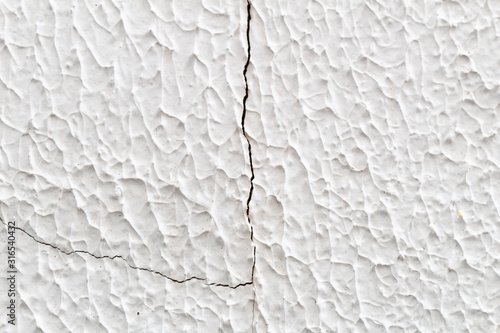 Craked wall ( parede com rachadura ). Photograph of a cracked wall outside a house. photo