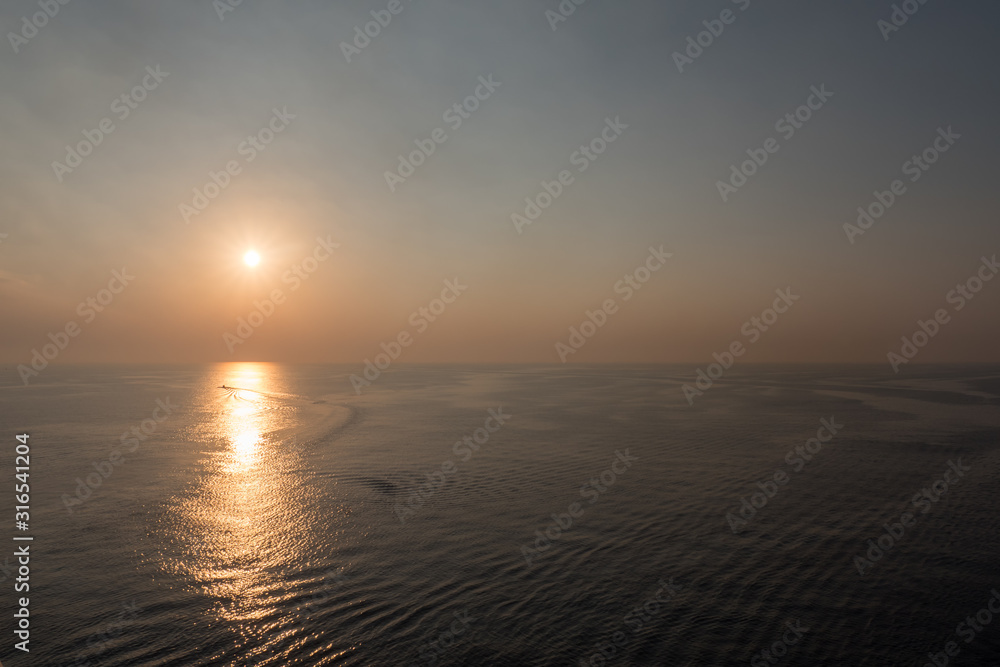 Sonnenuntergang mit Reflexion auf dem Meer
