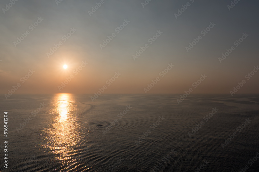 Sonnenuntergang mit Reflexion auf dem Meer Sonnenuntergang mit Reflexion auf dem Meer