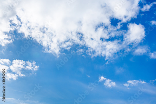 綺麗な青空と白い雲