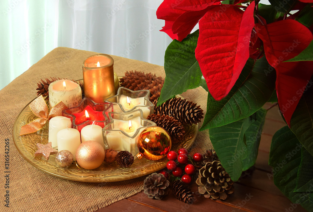Boże Narodzenie Święta dekoracja stołu ze świeczkami - obrazy, fototapety, plakaty 