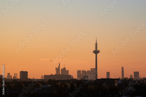Skyline der Stadt Frankfurt bei winterlichem Sonnenaufgang vom Mertonviertel aus gesehen