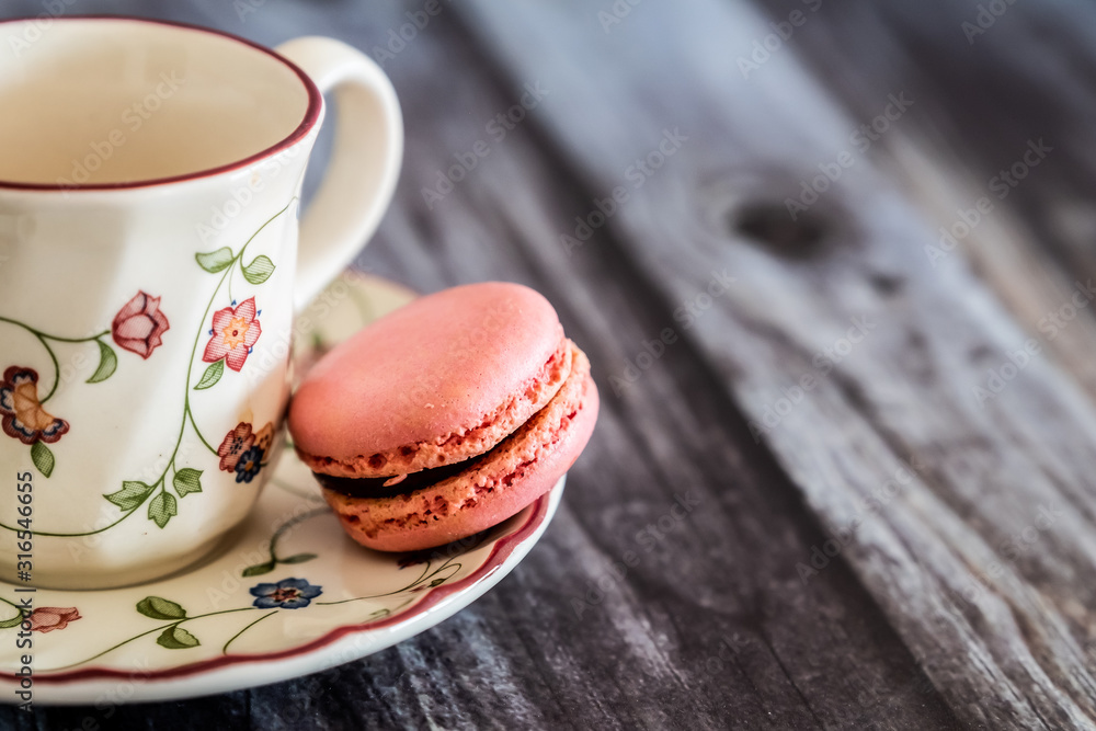Tasse de café au look rétro et son macaron framboise Tasse de café au look rétro et son macaron framboise