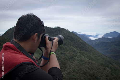 Fotógrafo tomando un gran paisaje de montaña