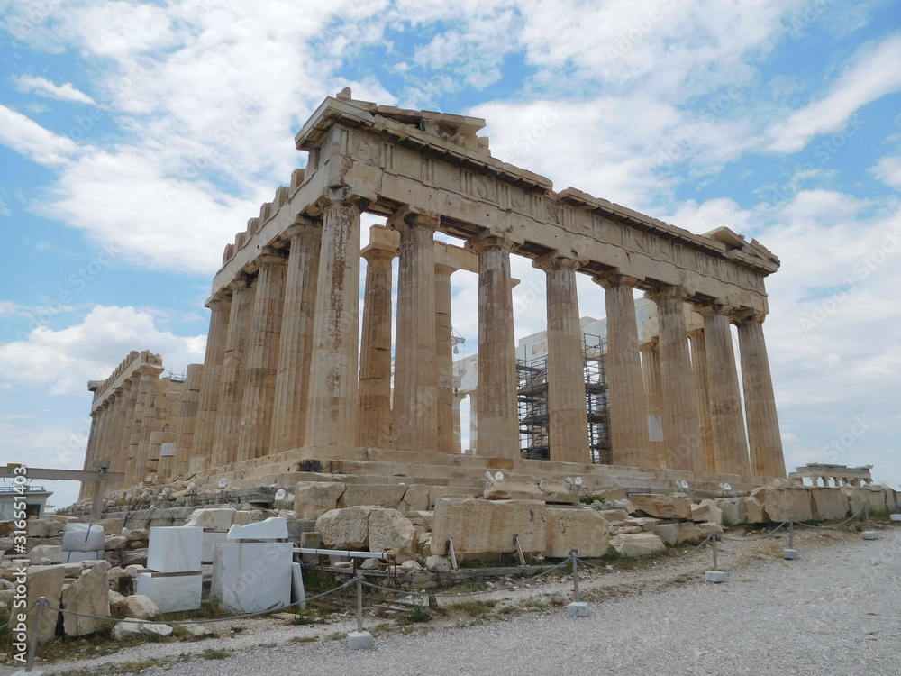 Obraz premium Akropol w Atenach w słoneczny dzień z pewnymi chmurami