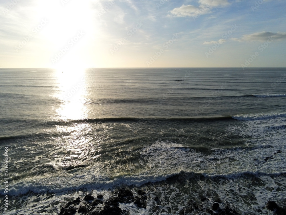 vagues s'échouant sur la cote rocheuse face à l'océan