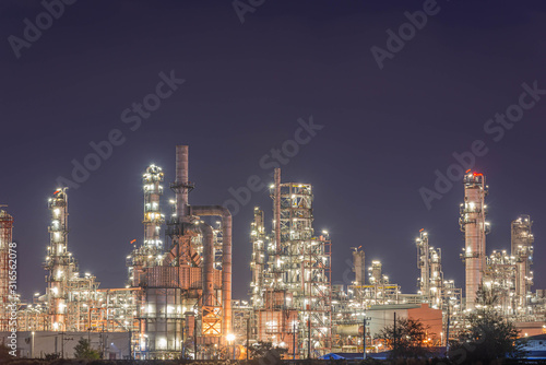 Refinery and oil storage tank, natural gas industry, petrochemical industry © Tum