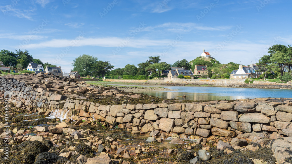 Vue sur l'étang du Moulin à Marée du Birlot et la Chapelle St-Michel, île de Bréhat, Côtes D'armor, Bretagne