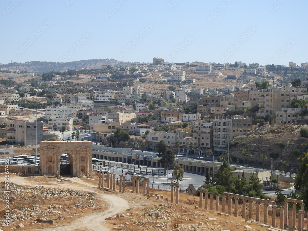 ジェラシ遺跡　遺跡と街の風景