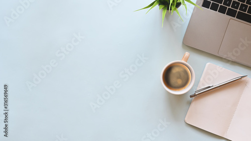 Foto Flat lay top view office desk