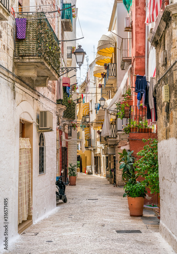 Fototapeta Naklejka Na Ścianę i Meble -  Scenic sight in old town Bari, Puglia (Apulia), southern Italy.