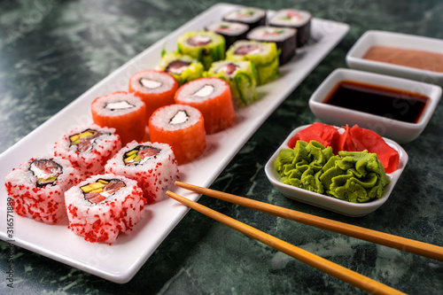 Fotografía Japanese sushi set with soy sauce, wasabi and pickled ginger