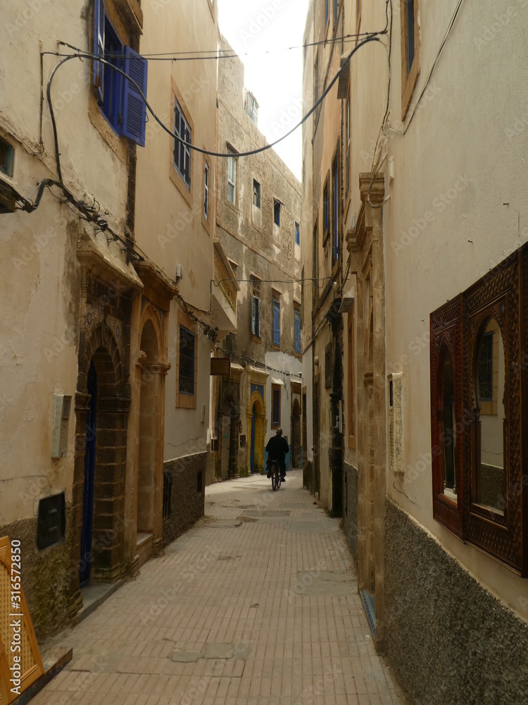 Between the beautiful houses in the old town of Moroccos cities. The sun is shining into alleys that are leading into new discoveries. What can you find behind the next corner?