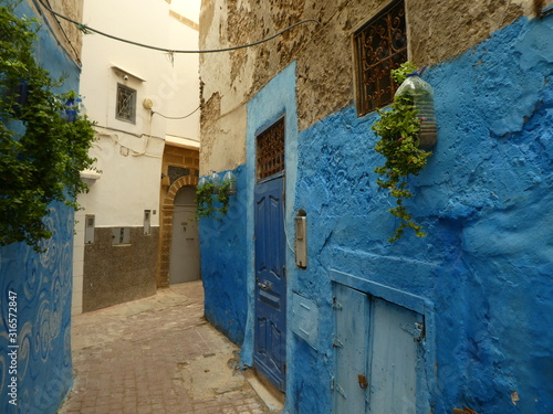 Between the beautiful houses in the old town of Moroccos cities. The sun is shining into alleys that are leading into new discoveries. What can you find behind the next corner? © Vanessa