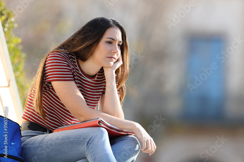 Canvastavla Sad student looking away sitting in a campus