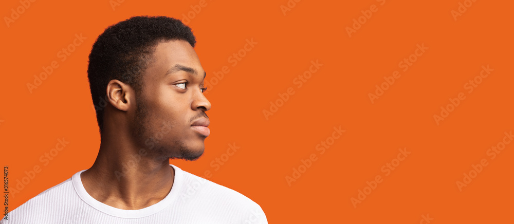 © Prostock-studio - Side portrait of masculine afro guy looking at copyspace