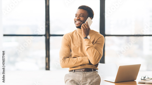 Εκτύπωση καμβά Happy afro businessman talking on cell phone