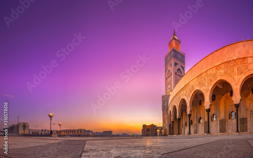 Obraz na płótnie The Hassan II Mosque is a mosque in Casablanca, Morocco. It is the largest mosque in Morocco with the tallest minaret in the world. w salonie