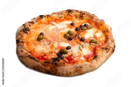 Deliziosa pizza con mozzarella di bufala, pomodoro e olive verdi