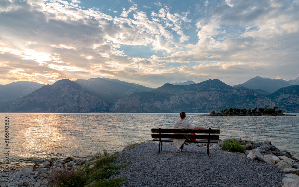 Sonnenuntergang in Italien am Gardasee mit Frau 