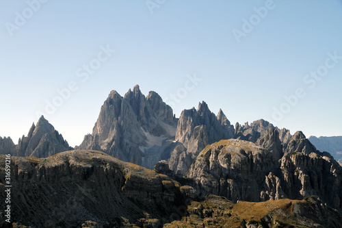 Dolomiten Wanderung im Herbst rund um die Drei Zinnen mit schöner Bergkulisse zur Drei-Zinnen-Hütte in Südtirol Italien Europa © matti12seven