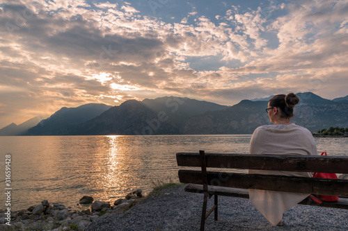 Sonnenuntergang am Gardasee mit Frau auf Bank © Christian
