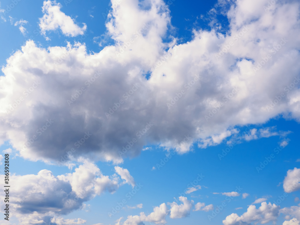 Obraz premium White clouds on a blue sky background