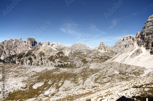 Dolomiten Wanderung im Herbst rund um die Drei Zinnen mit schöner Bergkulisse zur Drei-Zinnen-Hütte in Südtirol Italien