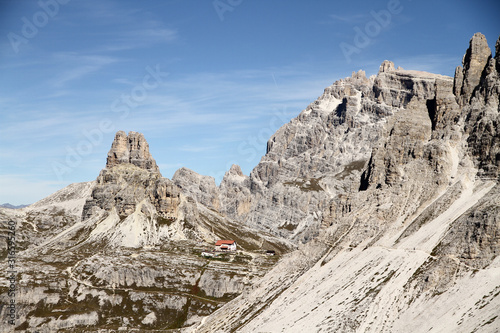 Dolomiten Wanderung im Herbst rund um die Drei Zinnen mit schöner Bergkulisse zur Drei-Zinnen-Hütte in Südtirol Italien Europa © matti12seven