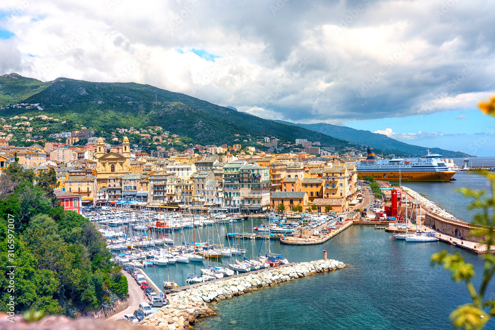 Bastia Hafen Korsika Frankreich Boote Hafenpromenade schiffe farbenfroh wasser meer berg stadt	