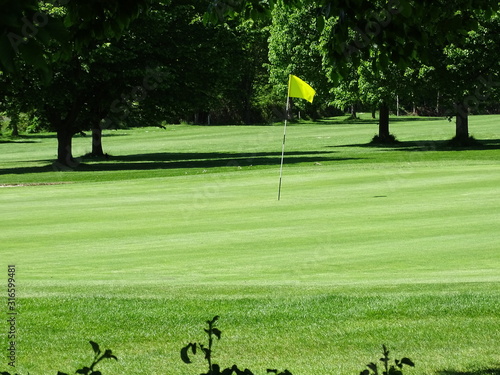Flagge auf dem Golfplatz