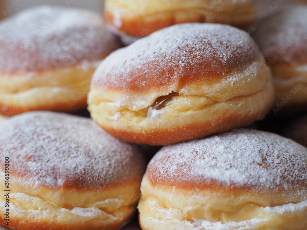 Krapfen - Berliner - Pfannkuchen - frisch serviert Krapfen - Berliner - Pfannkuchen - frisch serviert