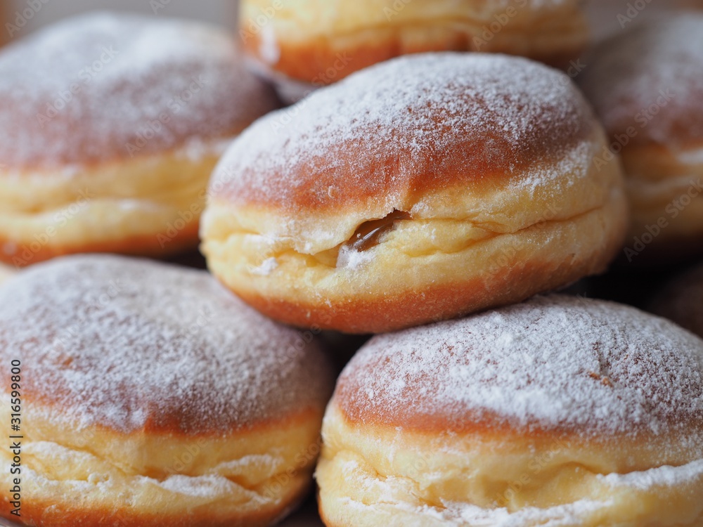 Krapfen - Berliner - Pfannkuchen - frisch serviert	