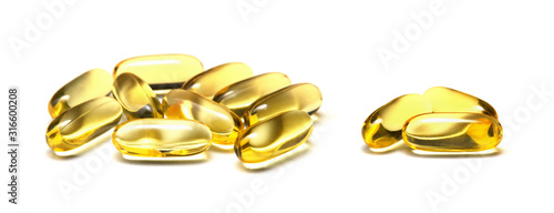 Billede på lærred Isolated fish oil capsules  on the white background.